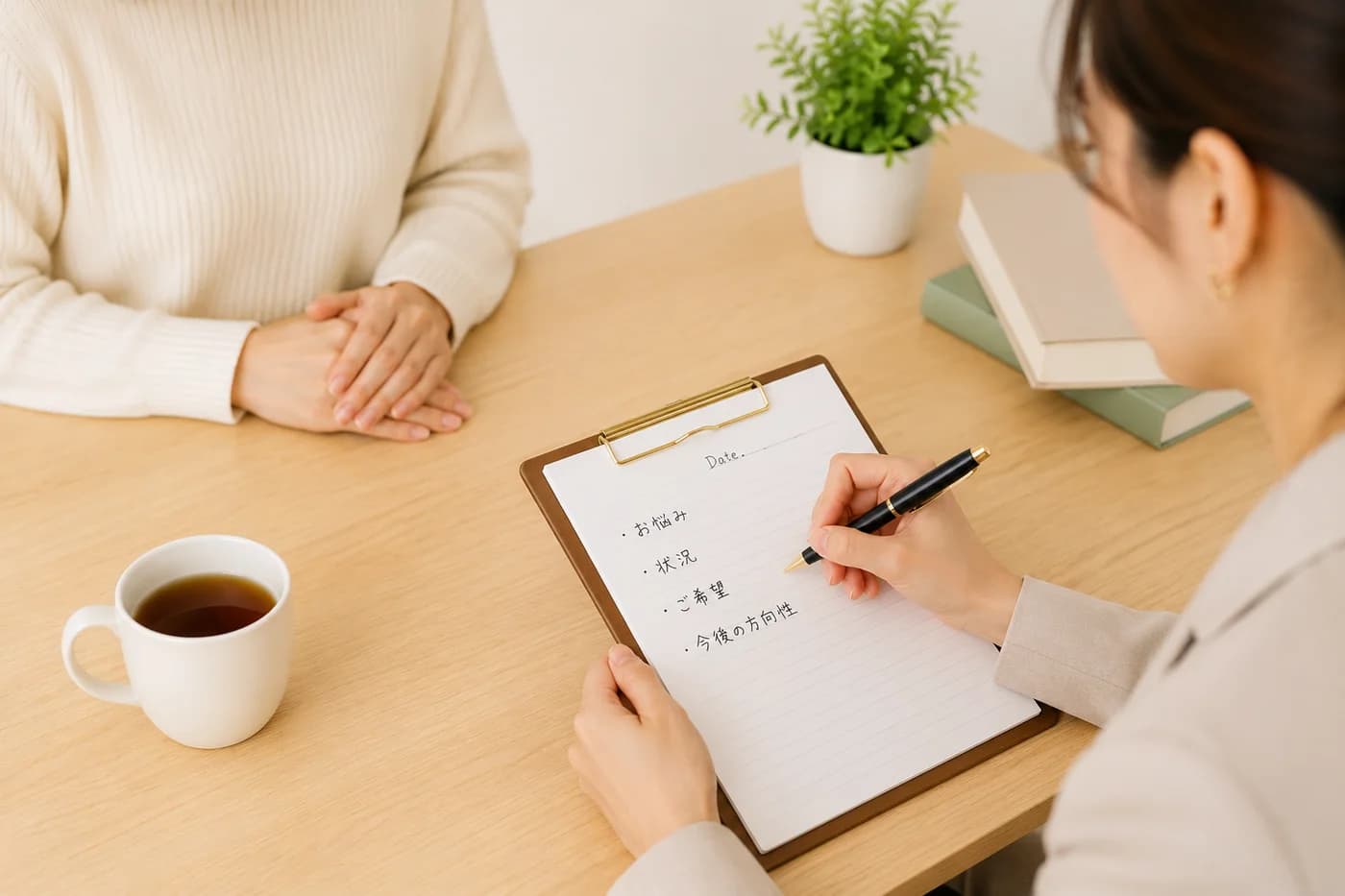 ノートに書きながら状況を整理している様子