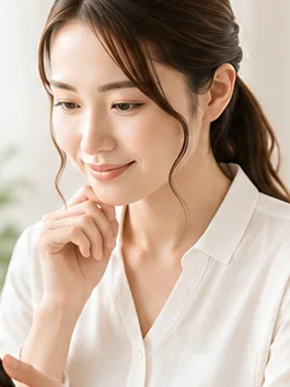 スマートフォンで相談している女性